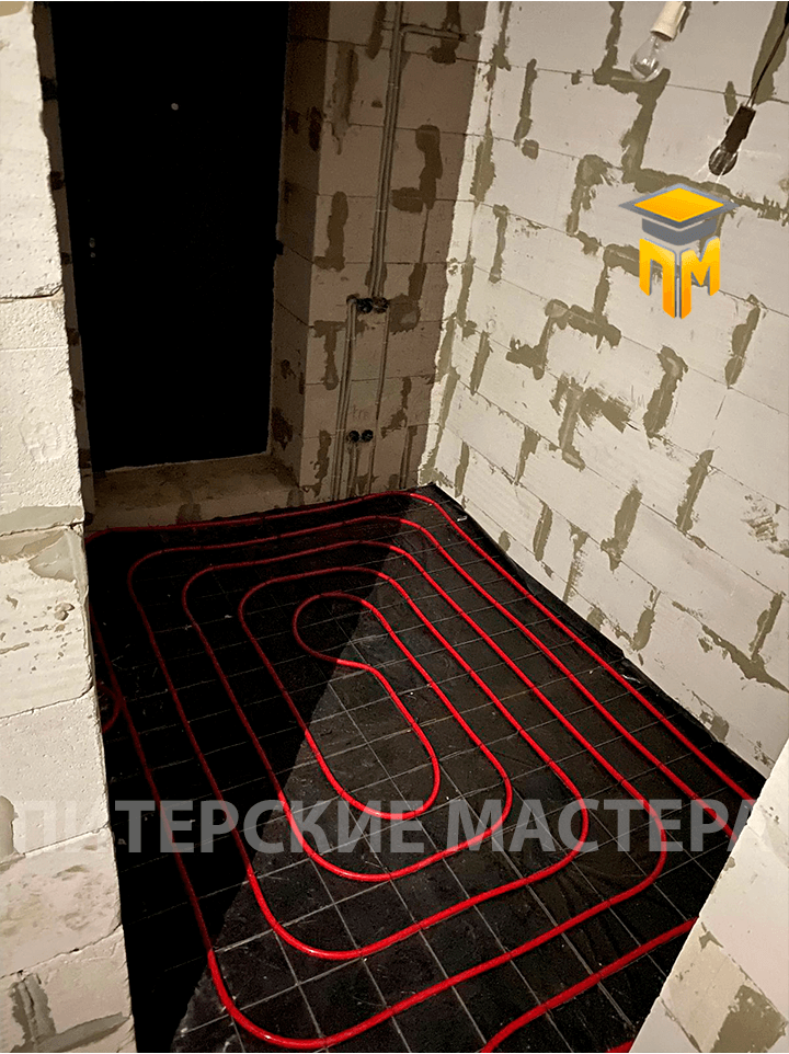 Установка системы теплого пола в коридоре. Трубы уложены для равномерного обогрева