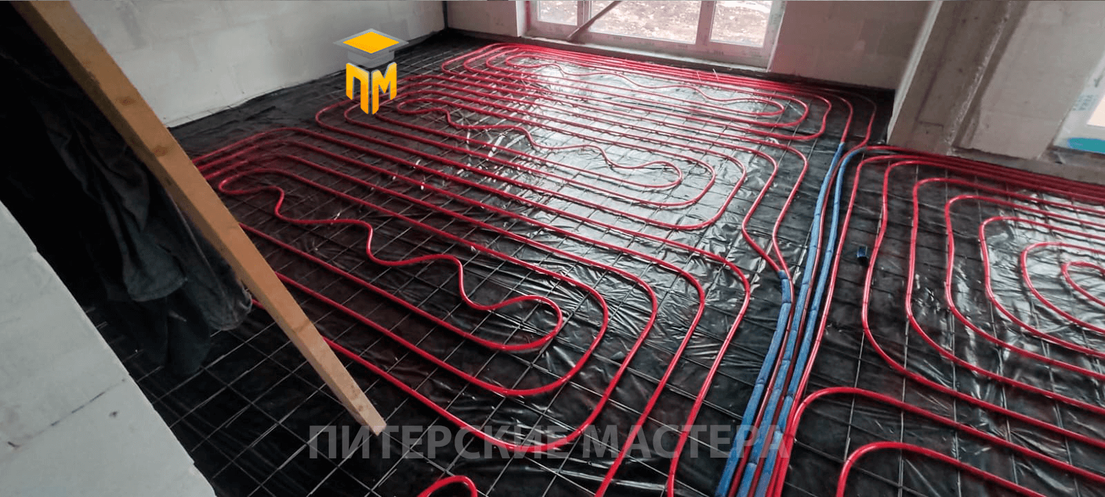 Монтаж труб теплого пола перед заливкой стяжки в частном доме в Борисово