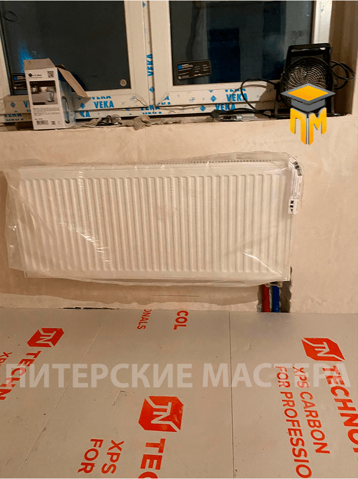Установленный радиатор отопления под окном