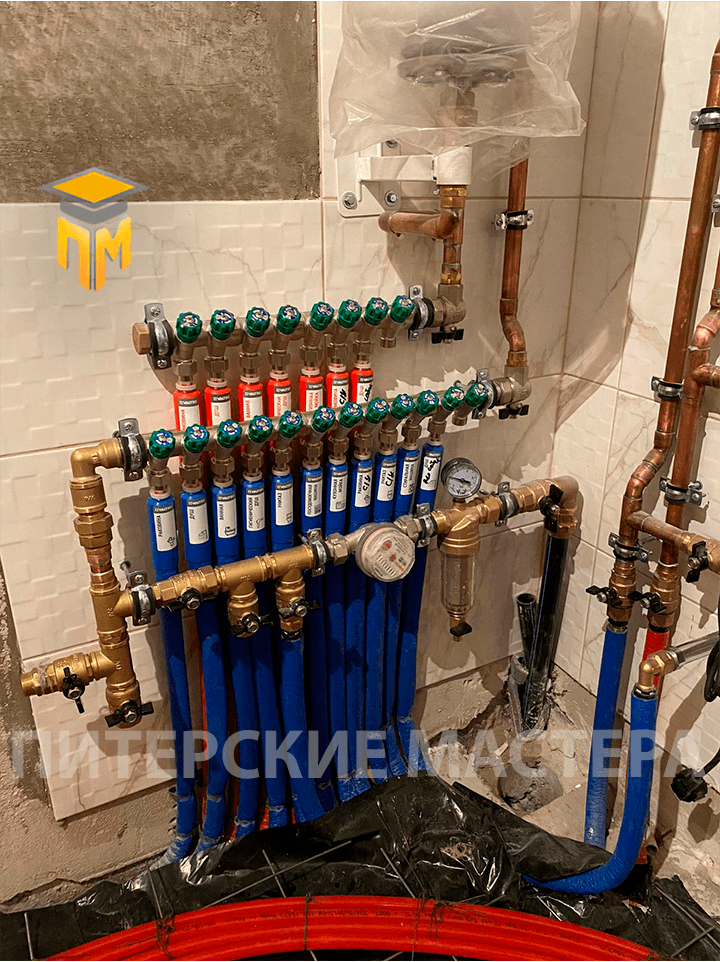 Гребенка для теплого пола с установленной системой регулировки и манометром