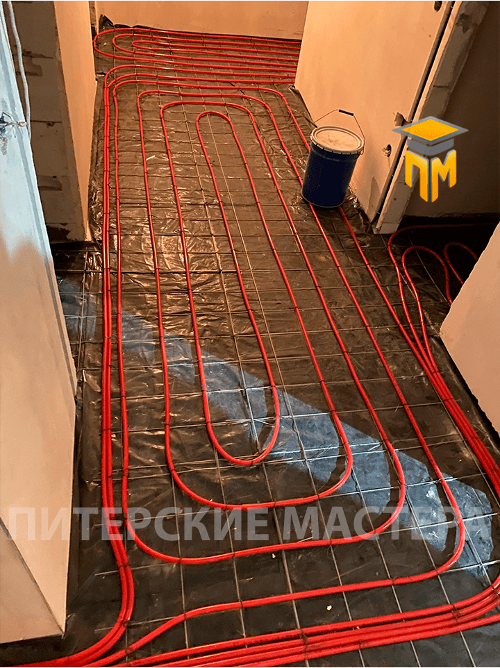 Укладка труб теплого пола в коридоре перед заливкой стяжки в частном доме