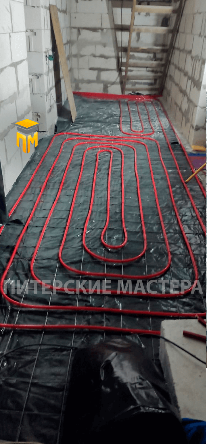 Монтаж теплого пола с трубами отопления в доме в деревне Стеклянный ручей, Ленинградская область, вид на лестничный пролет