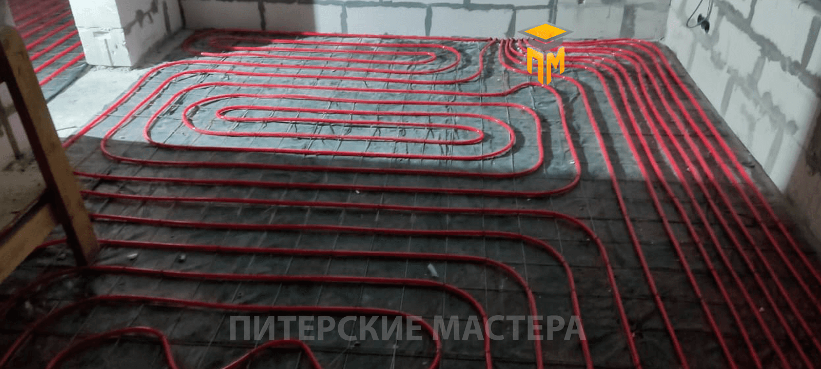 Укладка системы теплого пола в доме в деревне Стеклянный ручей, Ленинградская область, с равномерным распределением труб для эффективного отопления